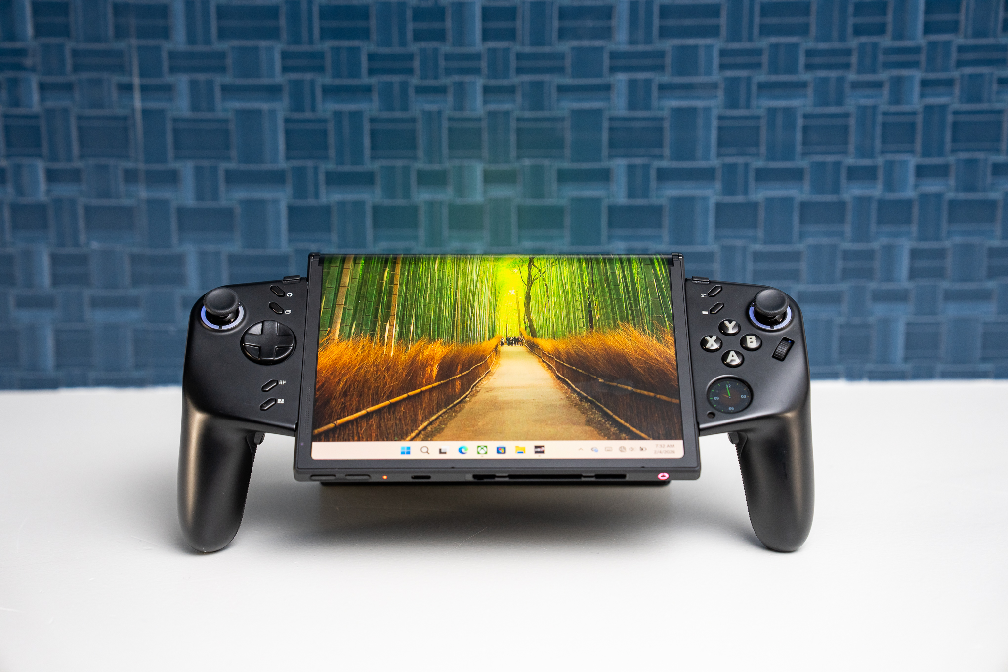 Standard 7.7-inch handheld mode.