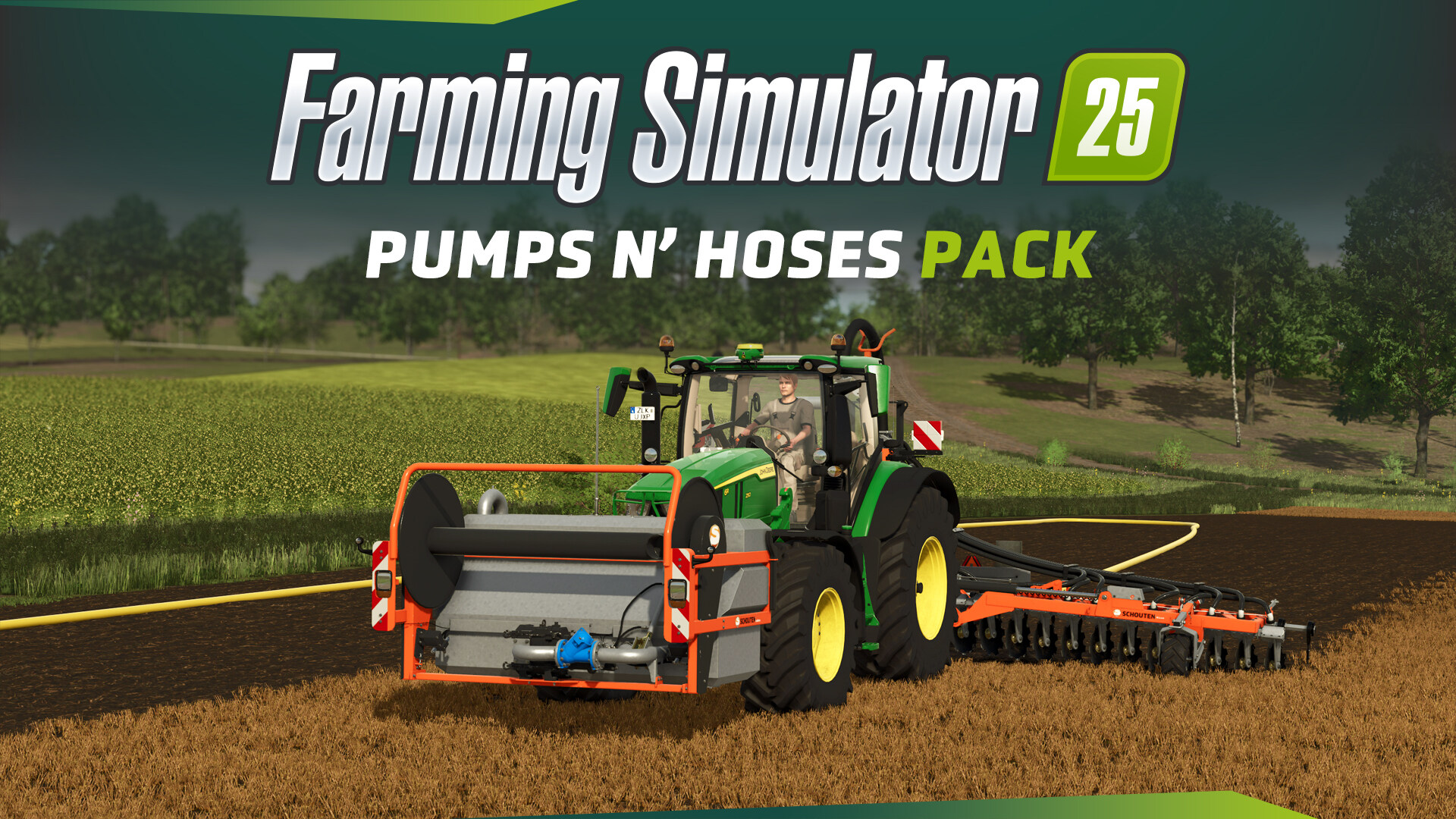 Farming Simulator 25 Pumps N' Hoses Pack 로고 아래 호스 릴 작업기를 단 초록색 트랙터가 밭을 달리는 키 아트