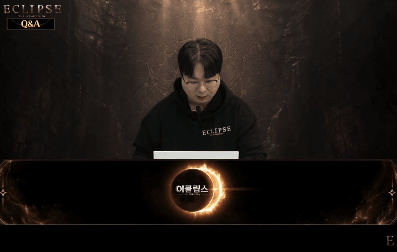 실시간으로 채팅을 읽는 이상문 PD (사진= 이클립스 공식 채널)