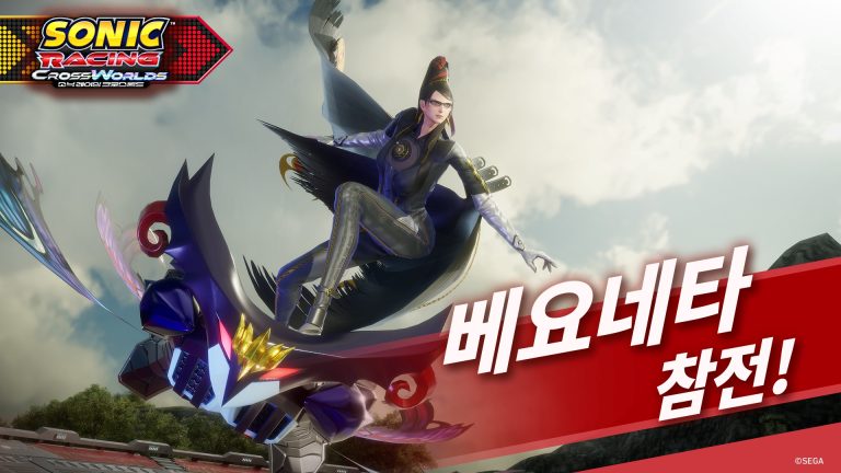 나비 날개 머신에 올라탄 베요네타와 '베요네타 참전!' 문구가 들어간 소닉 레이싱 크로스월드 키 비주얼